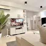Easy White Beach Access, With Kitchen, Dining And Living Room, Perfect For Groups And Family