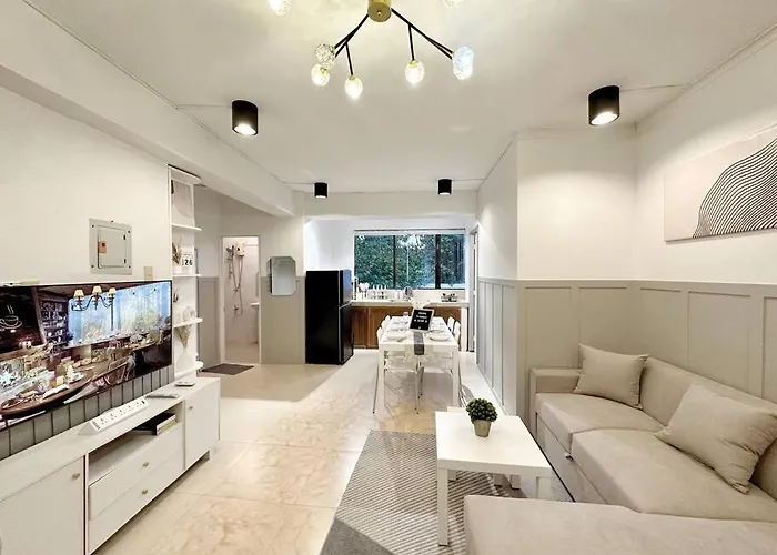 Easy White Beach Access, With Kitchen, Dining And Living Room, Perfect For Groups And Family