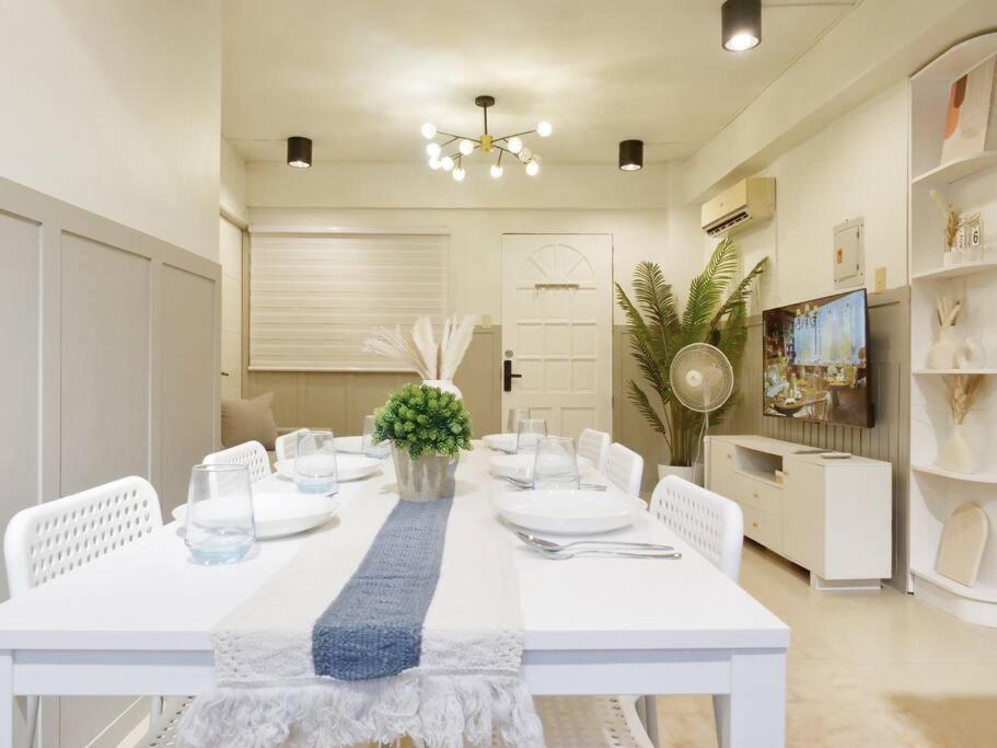 Easy White Access, With Kitchen, Dining And Living Room, Perfect For Groups And Family Appartamento