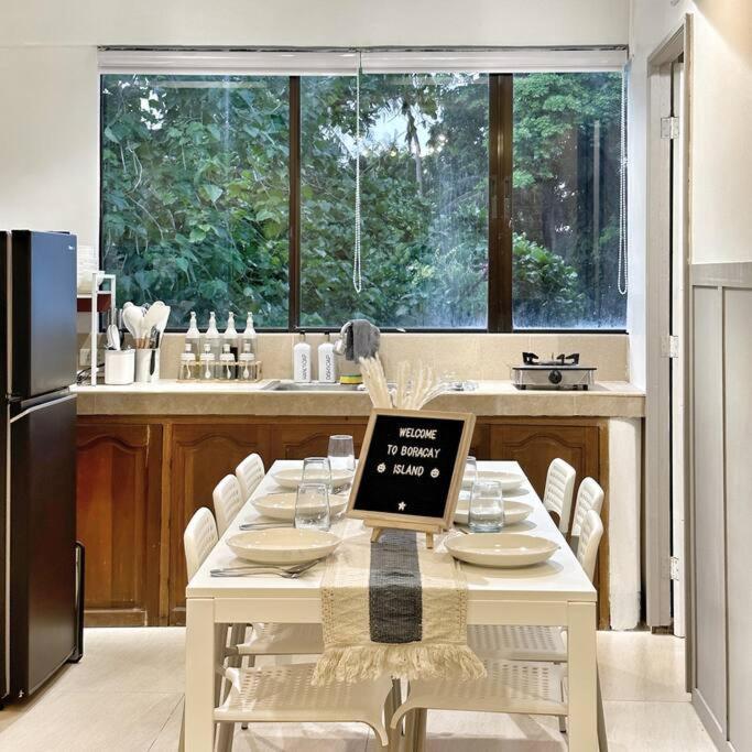 Easy White Access, With Kitchen, Dining And Living Room, Perfect For Groups And Family * Manoc-Manoc